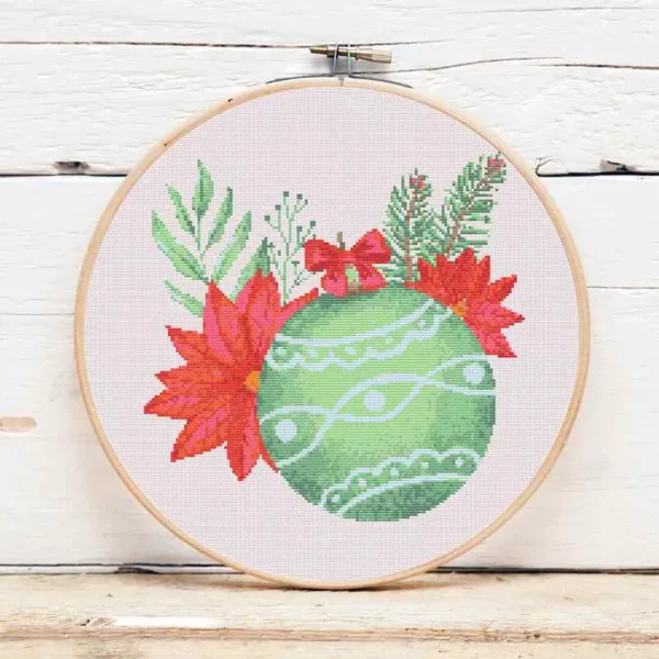 présentation toile point de croix Boule de noël avec poinsettia